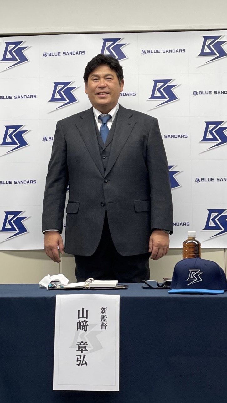 女子野球の兵庫ブルーサンダーズの新監督就任会見に臨んだ前巨人コーチの山崎章弘氏（球団の写真提供）