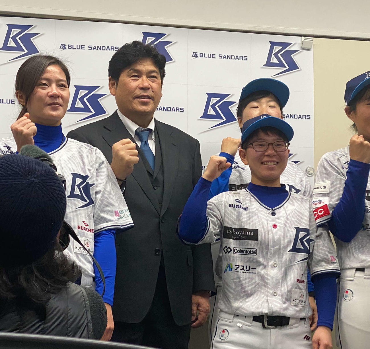 女子野球の兵庫ブルーサンダーズの新監督就任会見に臨んだ前巨人コーチの山崎章弘氏（球団の写真提供）