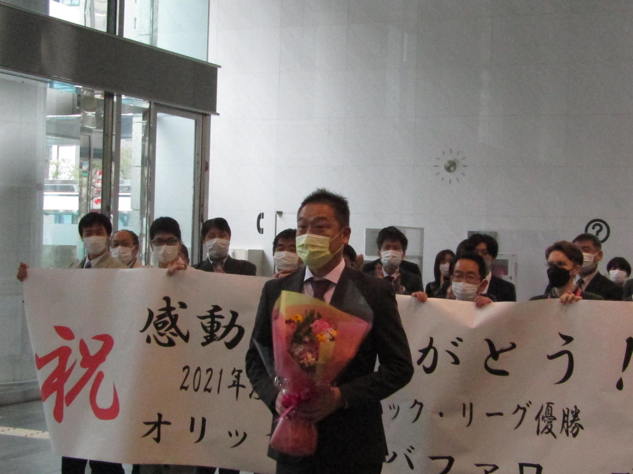 神戸市役所での表彰式に出席し、職員から花束を渡されリーグ優勝を祝福されたオリックス中嶋監督