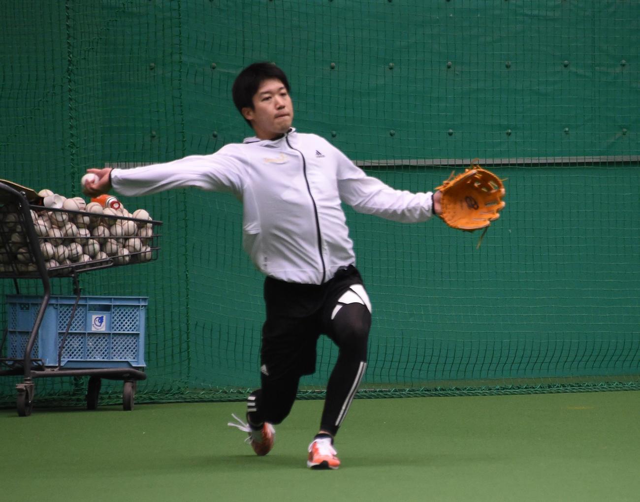 キャッチボールで横から投げるヤクルト山田（撮影・鈴木正章）