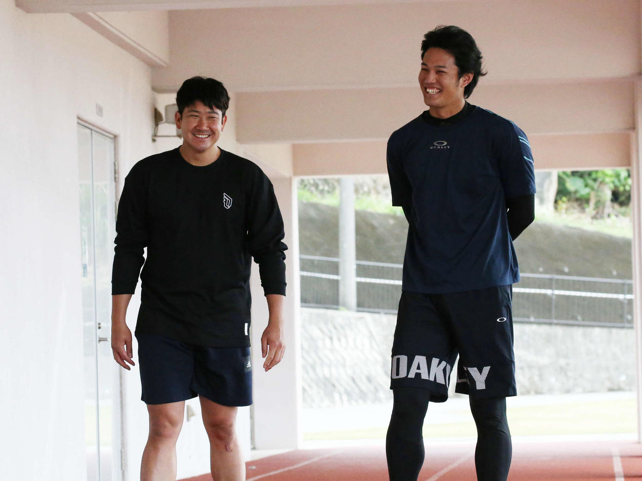 笑顔で自主トレに臨む巨人菅野（左）と阪神藤浪（球団提供）