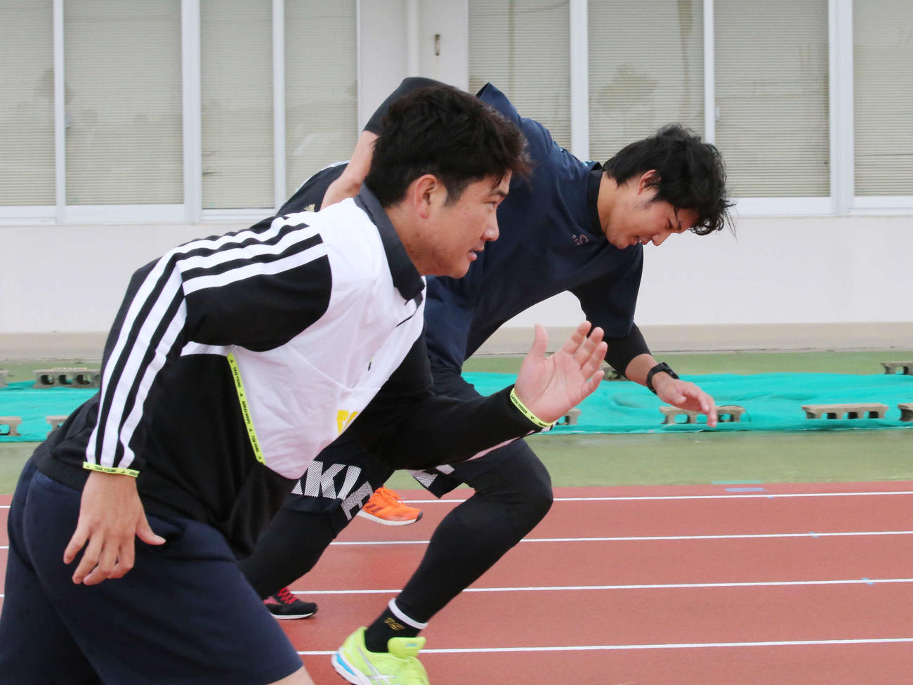 ダッシュする巨人菅野（手前）と阪神藤浪（球団提供）