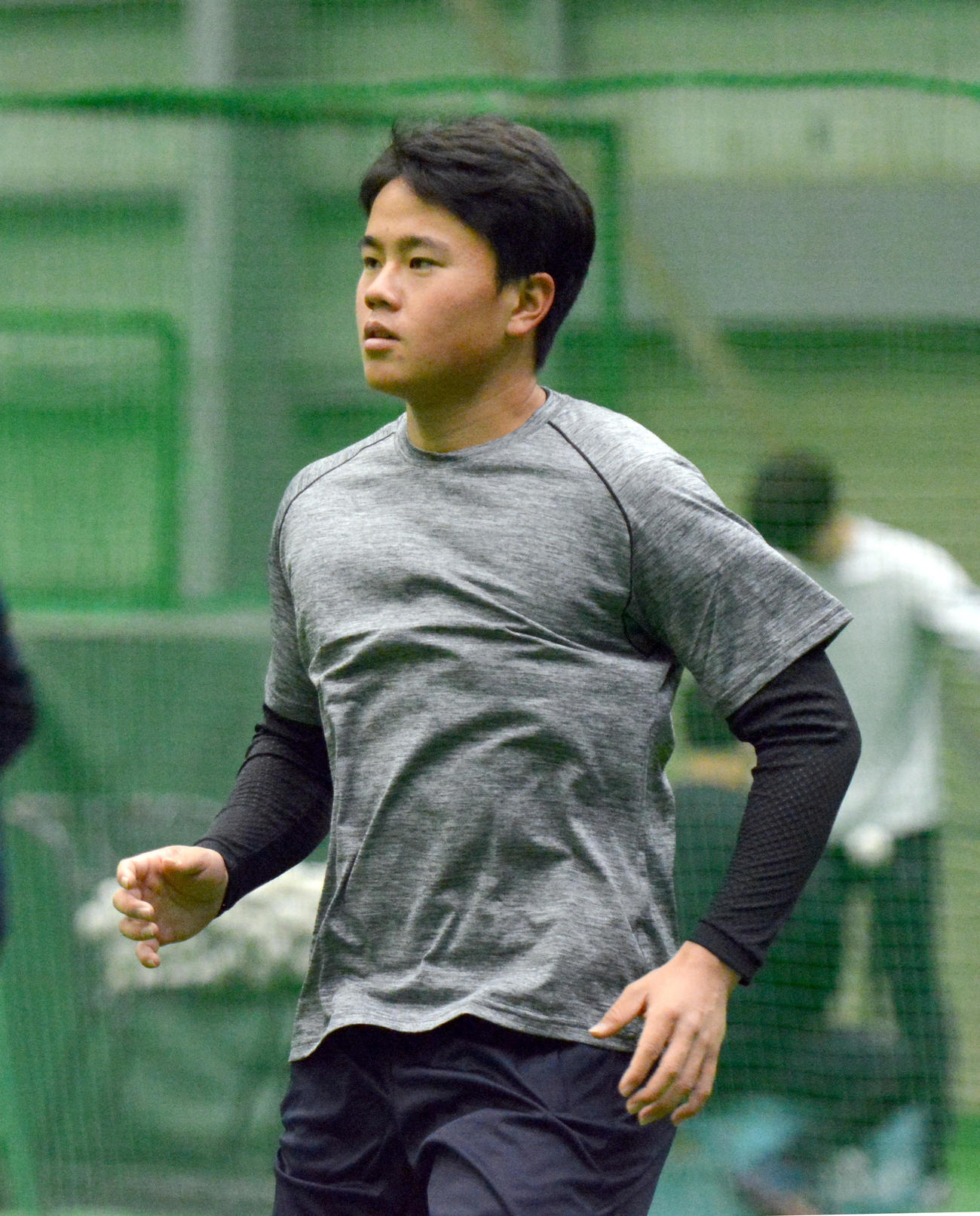 室内練習場でウオーミングアップをする日本ハム畔柳（球団提供）