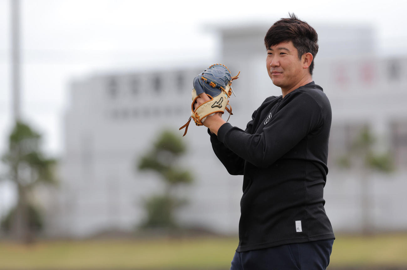 自主トレでキャッチボールをする巨人菅野（球団提供）