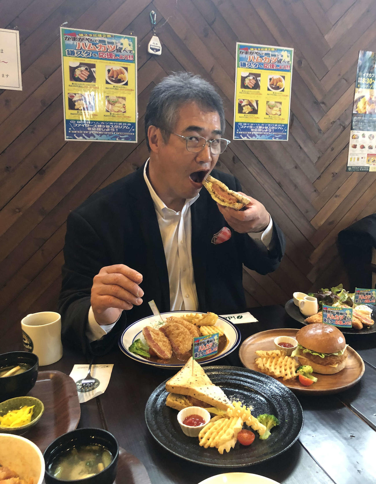 千葉・鎌ケ谷にあるイデカフェ本店でハムカツホットサンドを食べる日本ハム木田2軍監督（撮影・木下大輔）
