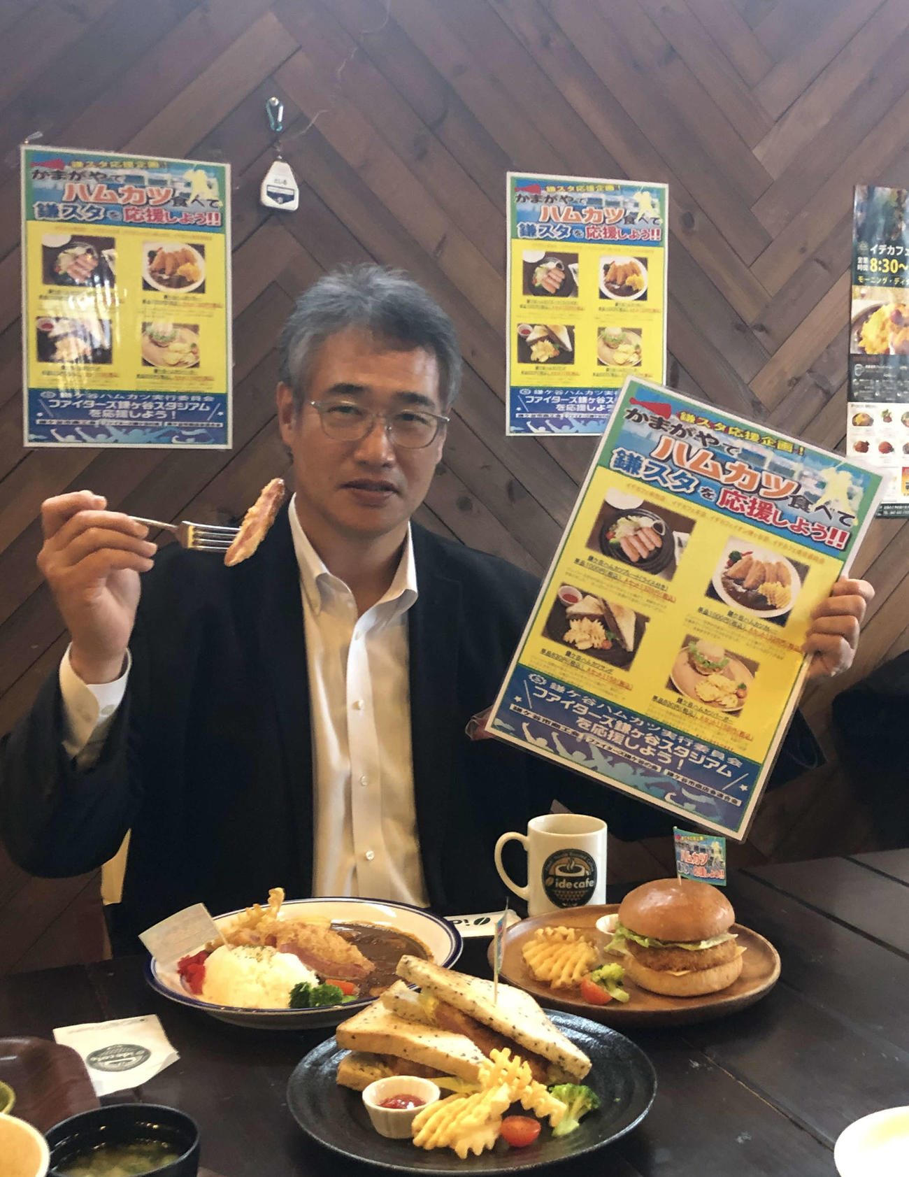 日本ハムの2軍本拠地、千葉・鎌ケ谷にあるイデカフェ本店でハムカツを食べる木田2軍監督（撮影・木下大輔）