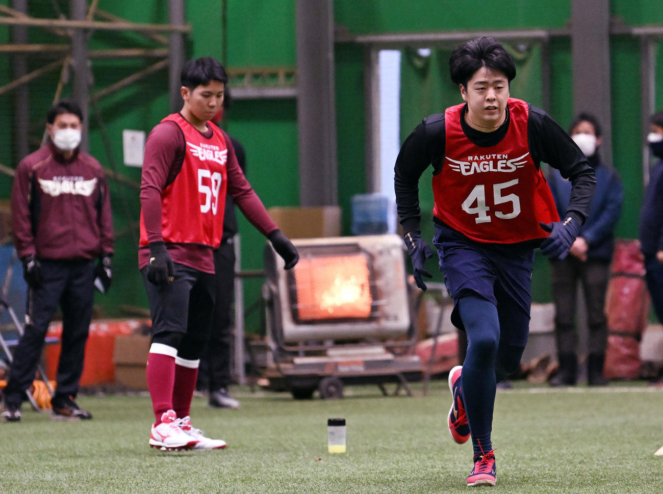 楽天新人合同自主トレでダッシュする金沢学院大・松井友飛（右）（撮影・滝沢徹郎）