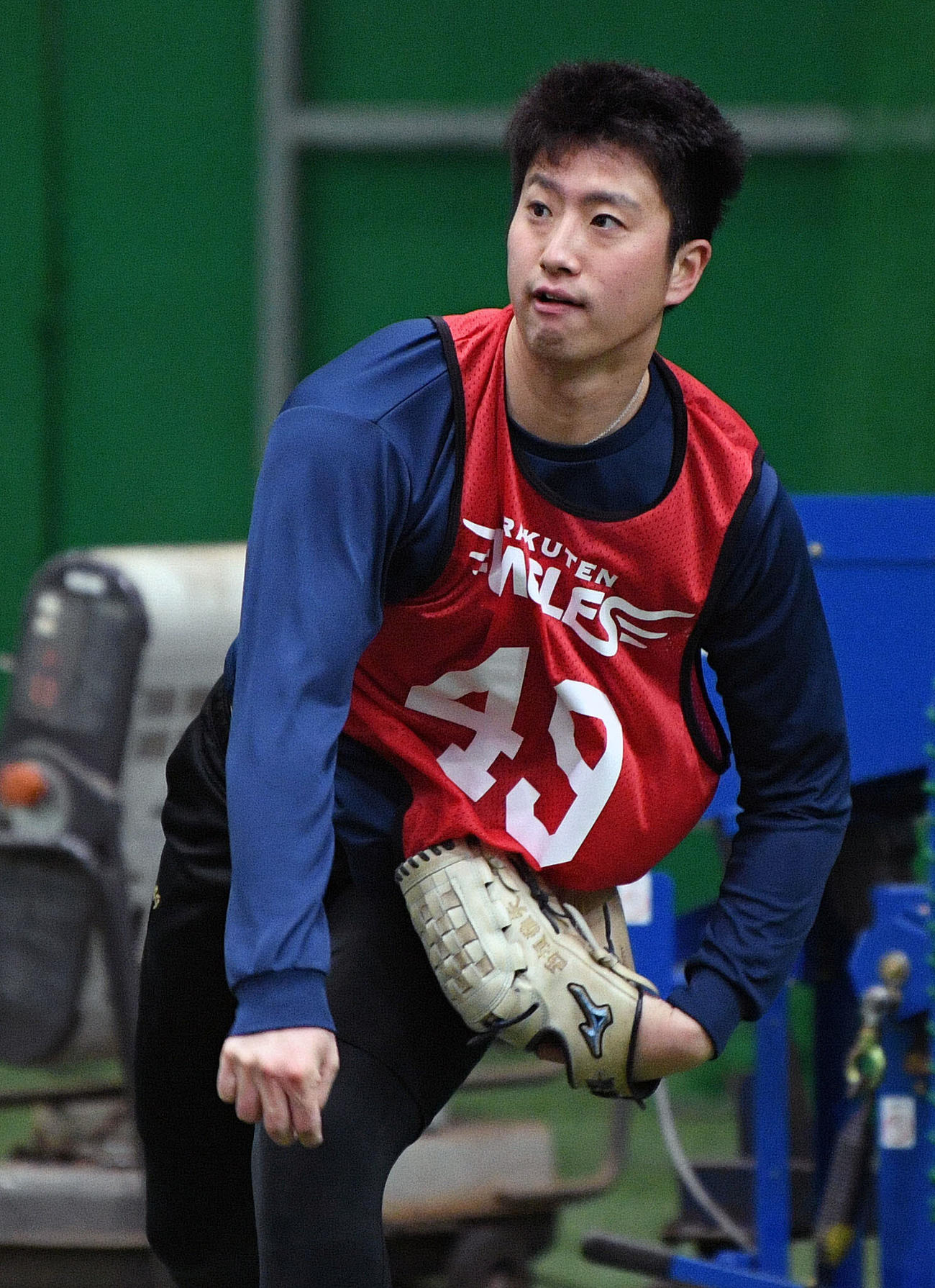 楽天新人合同自主トレでキャッチボールするドラフト6位の早大・西垣（撮影・滝沢徹郎）