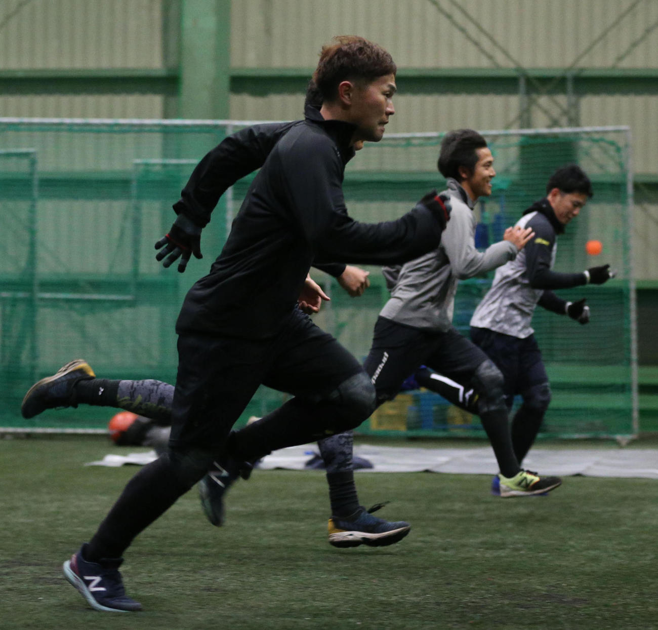 サーキットトレーニングをする中村晃（撮影・梅根麻紀）
