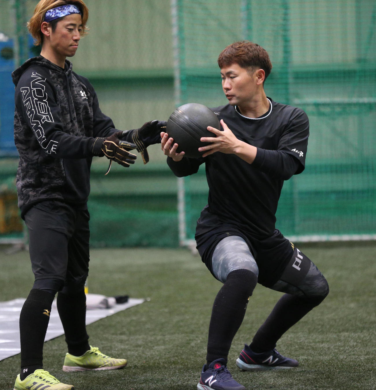 体幹トレーニングを行う中村晃（撮影・梅根麻紀）