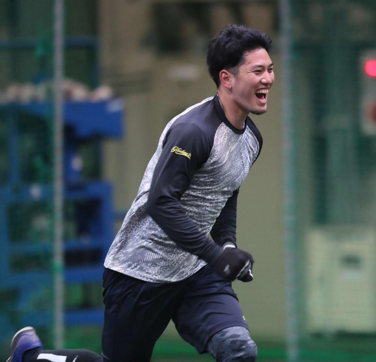 元気いっぱいの表情でサーキットトレーニングをする栗原陵矢（撮影・梅根麻紀）