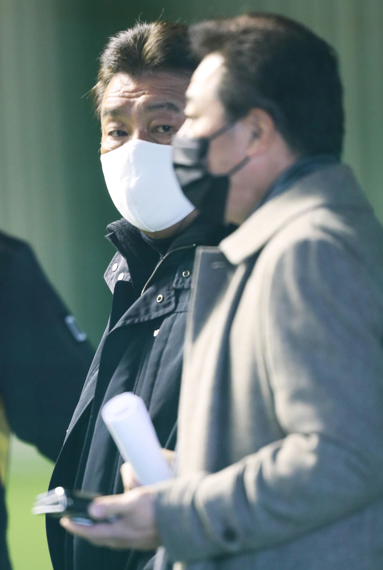 森ヘッドコーチと話をする藤本監督（撮影・屋方直哉）