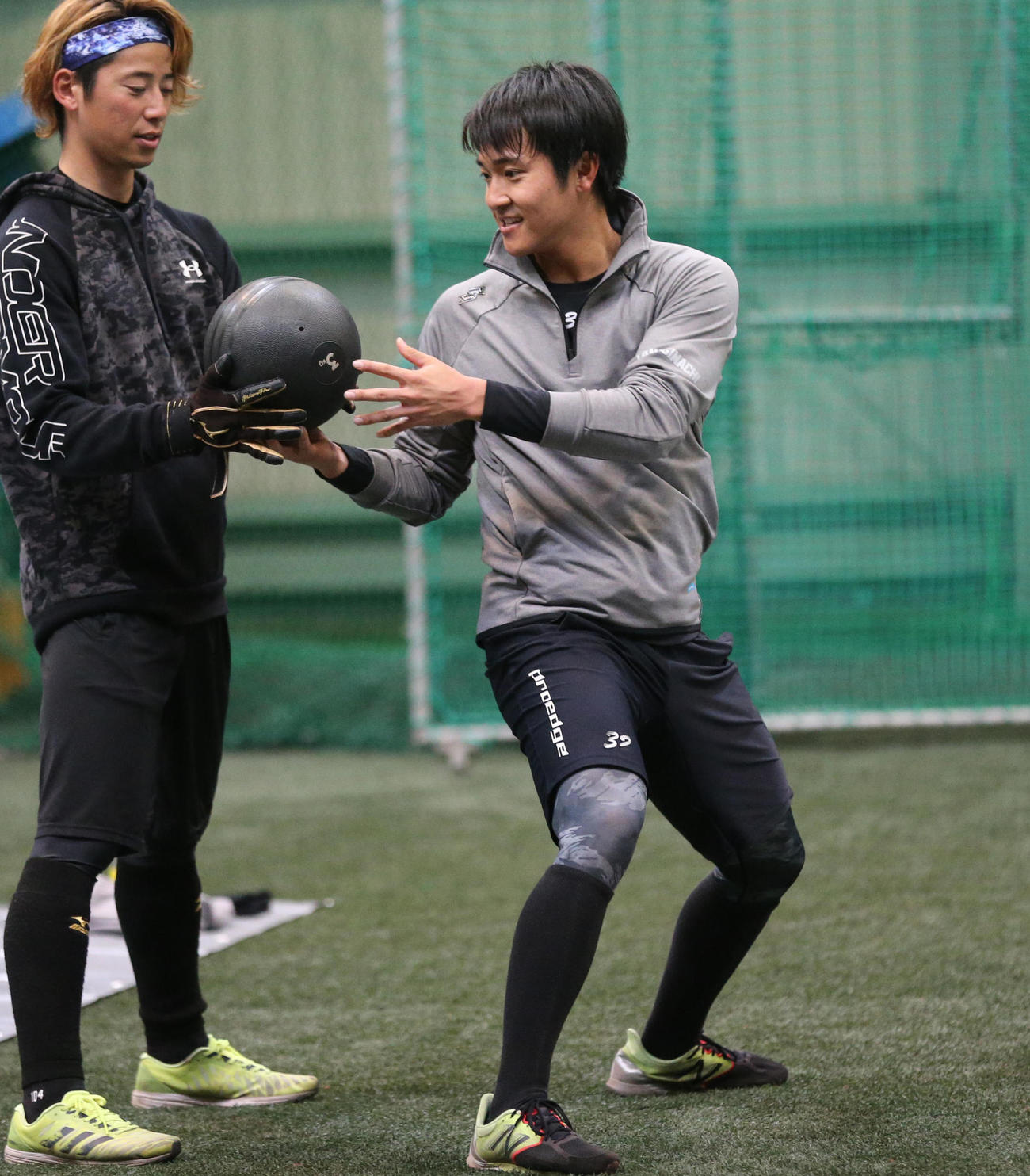 体幹トレーニングを行う柳町（撮影・梅根麻紀）