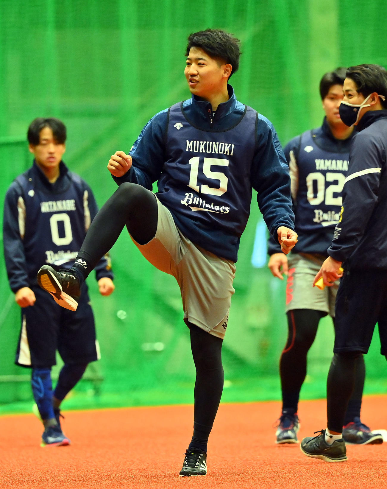 新人合同自主トレでウオーミングアップするオリックス椋木（撮影・和賀正仁）