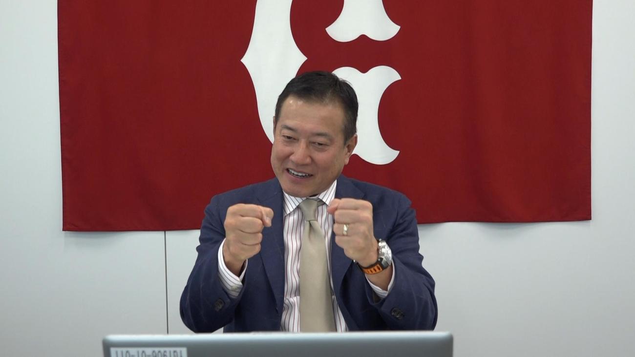 客員教授として国際武道大へリモート講義を行った巨人原監督はグータッチのポーズを見せる（球団提供）