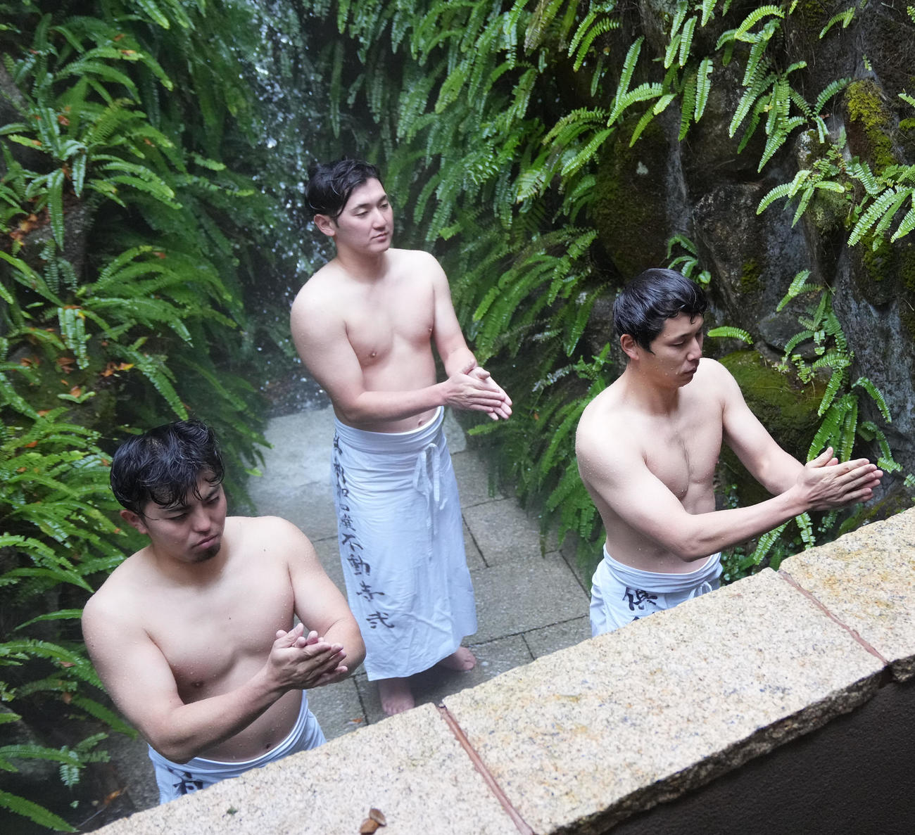 滝行を行った（左から）DeNA東、日本ハム立野、中日笠原（撮影・森本幸一）