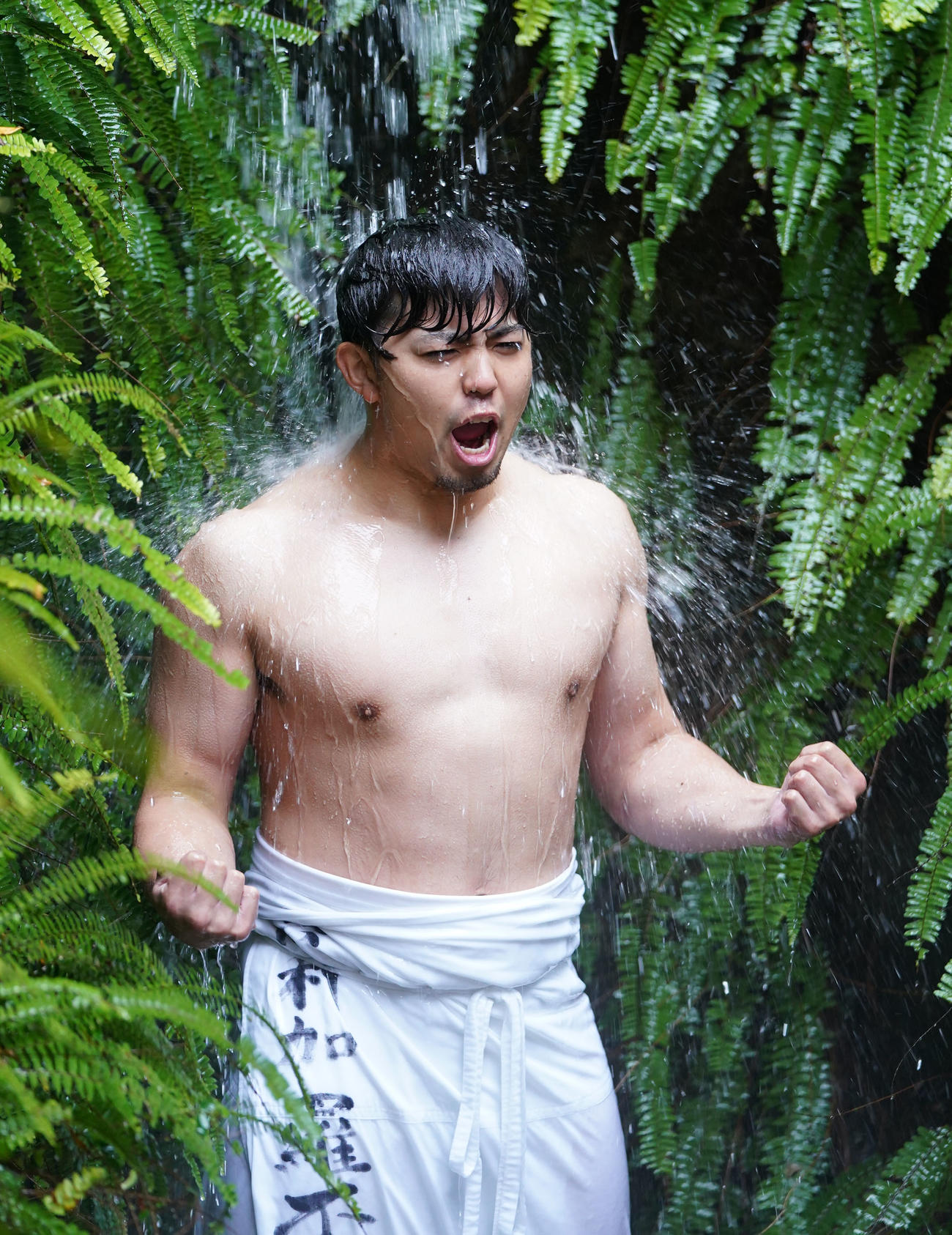 滝行を行い気合を入れるDeNA東（撮影・森本幸一）