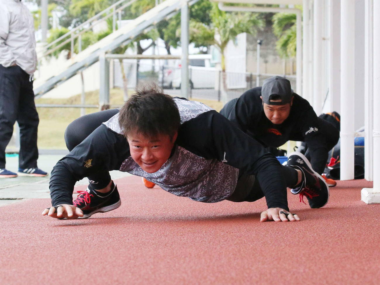 フィジカルトレーニングする巨人中川（手前）と鍬原（球団提供）