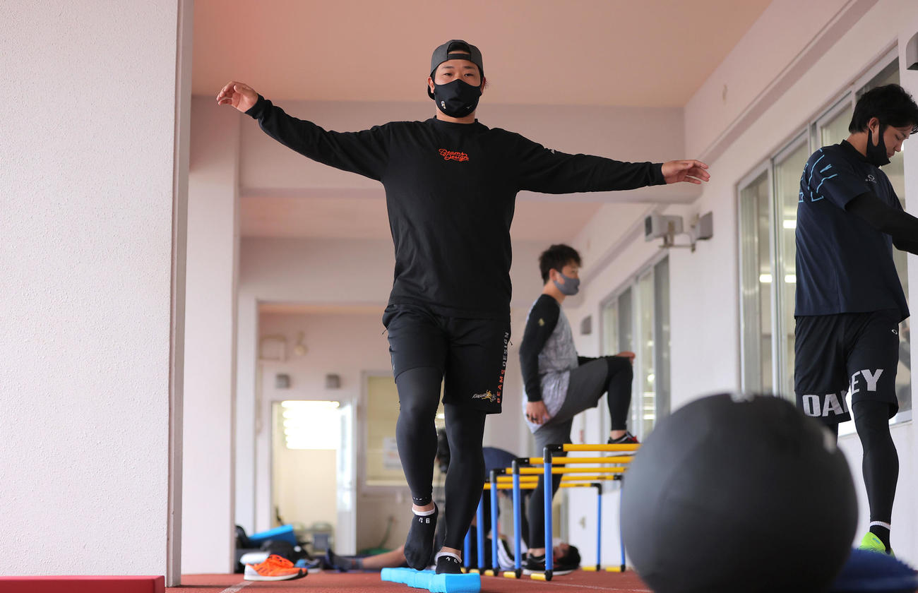 体幹トレーニングを行う巨人鍬原（球団提供）
