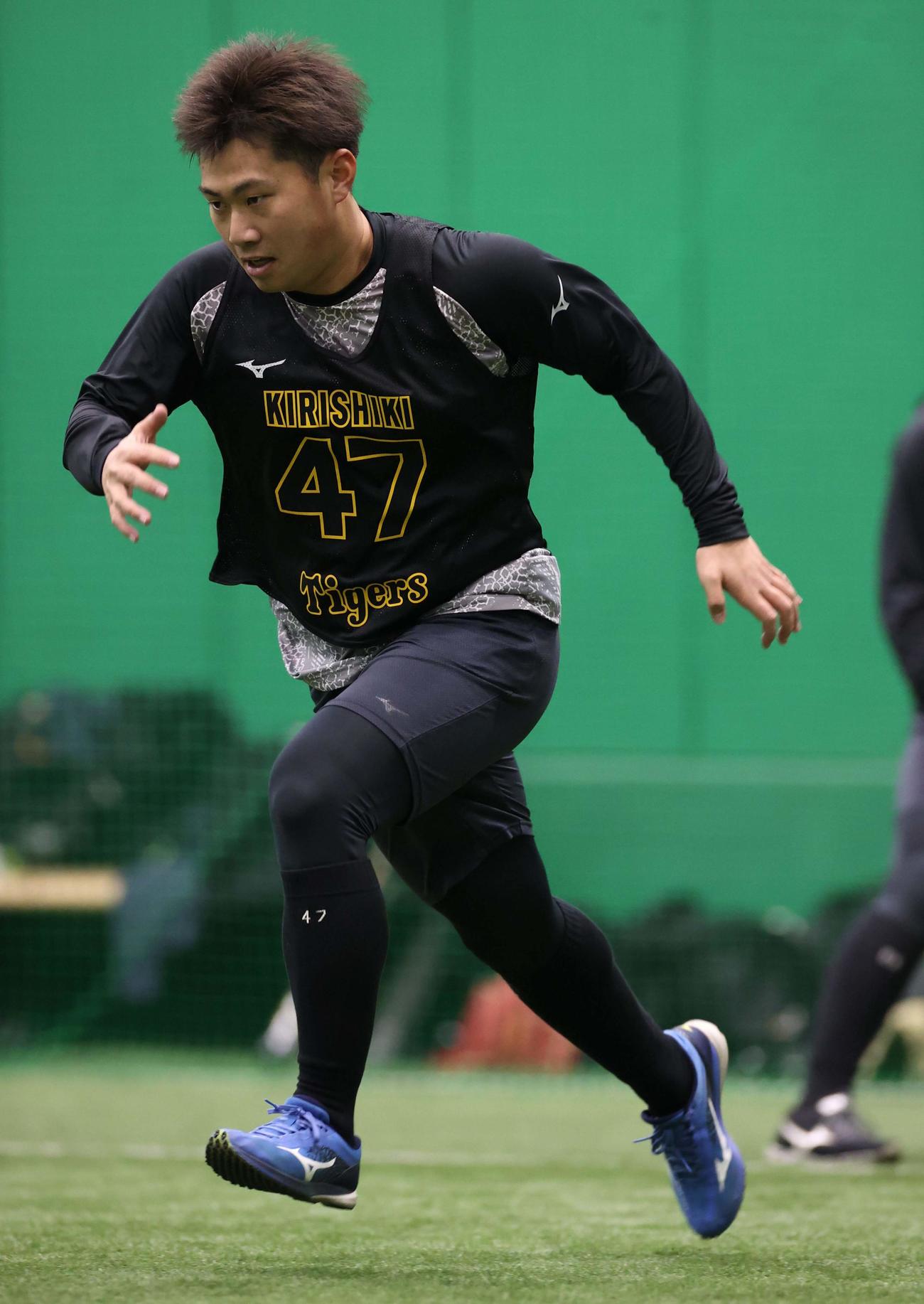 室内練習場をダッシュする桐敷拓馬（撮影・上田博志）