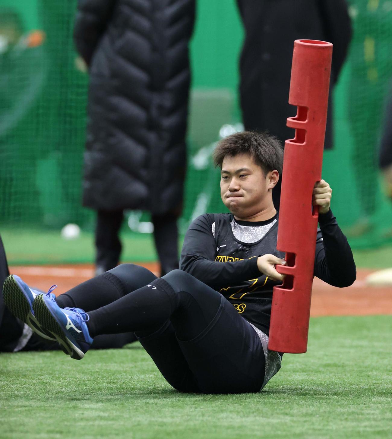 体幹を鍛える桐敷（撮影・上田博志）