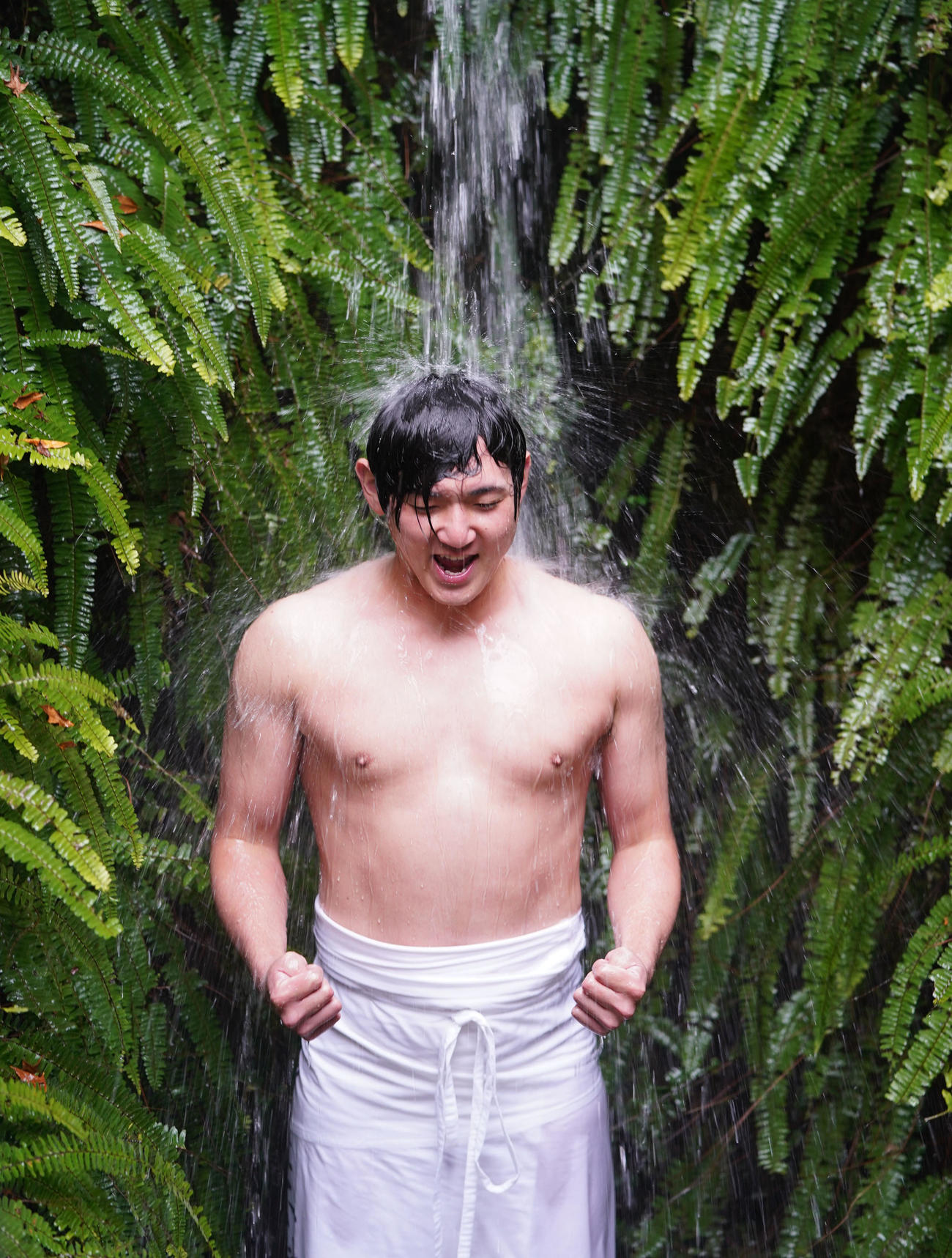 滝行を行い気合を入れる日本ハム立野（撮影・森本幸一）
