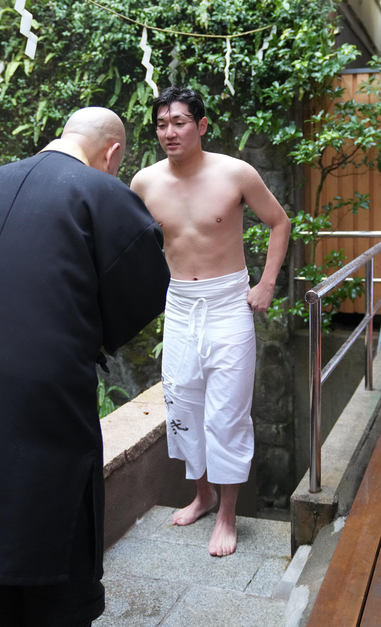 滝行を行った立野（撮影・森本幸一）