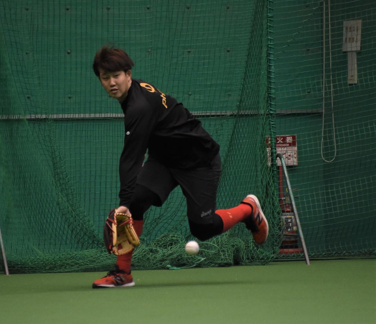 ヤクルト山田らの合同自主トレに参加しノックで軽快な動きを見せる広島小園（撮影・鈴木正章）