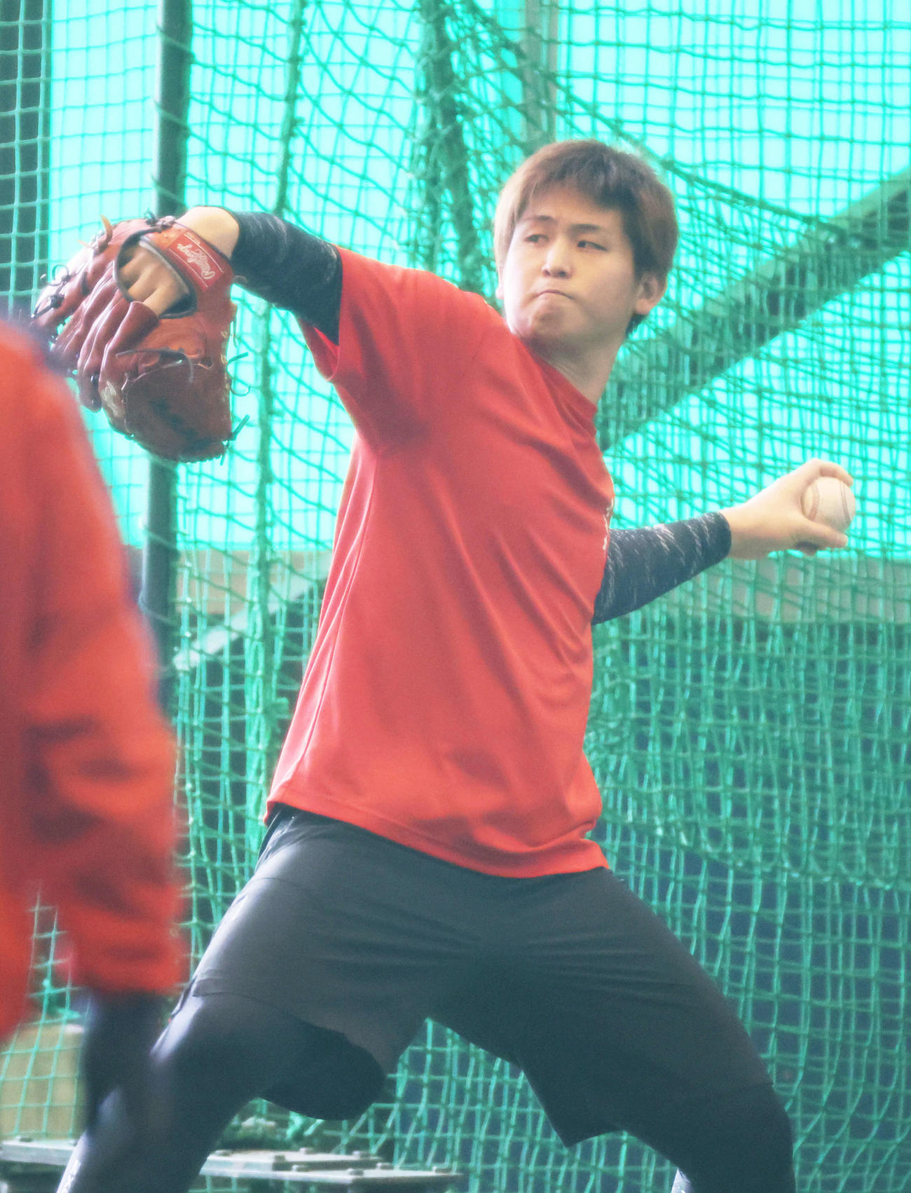 大野練習場でキャッチボールをする広島高橋昂（撮影・加藤孝規）