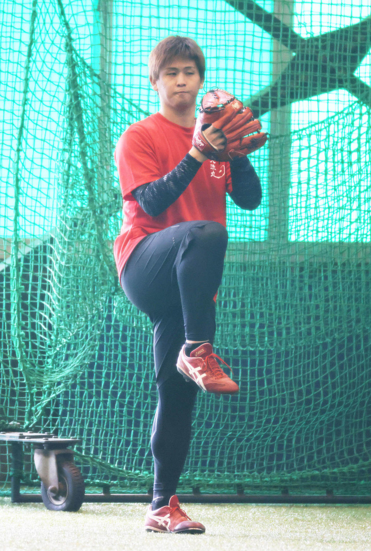 大野練習場でキャッチボールをする広島高橋昂也（撮影・加藤孝規）