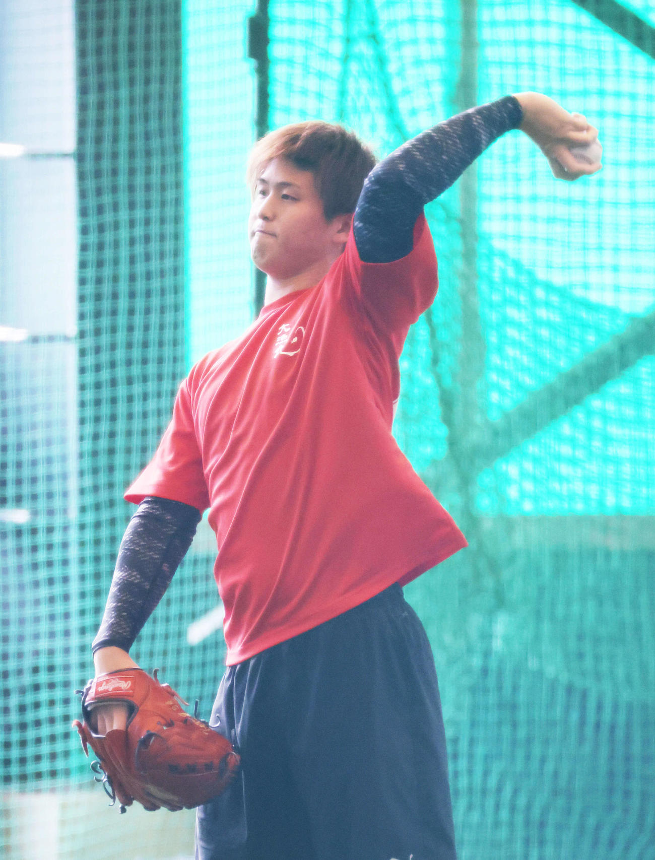 大野練習場でキャッチボールをする広島高橋昂也（撮影・加藤孝規）