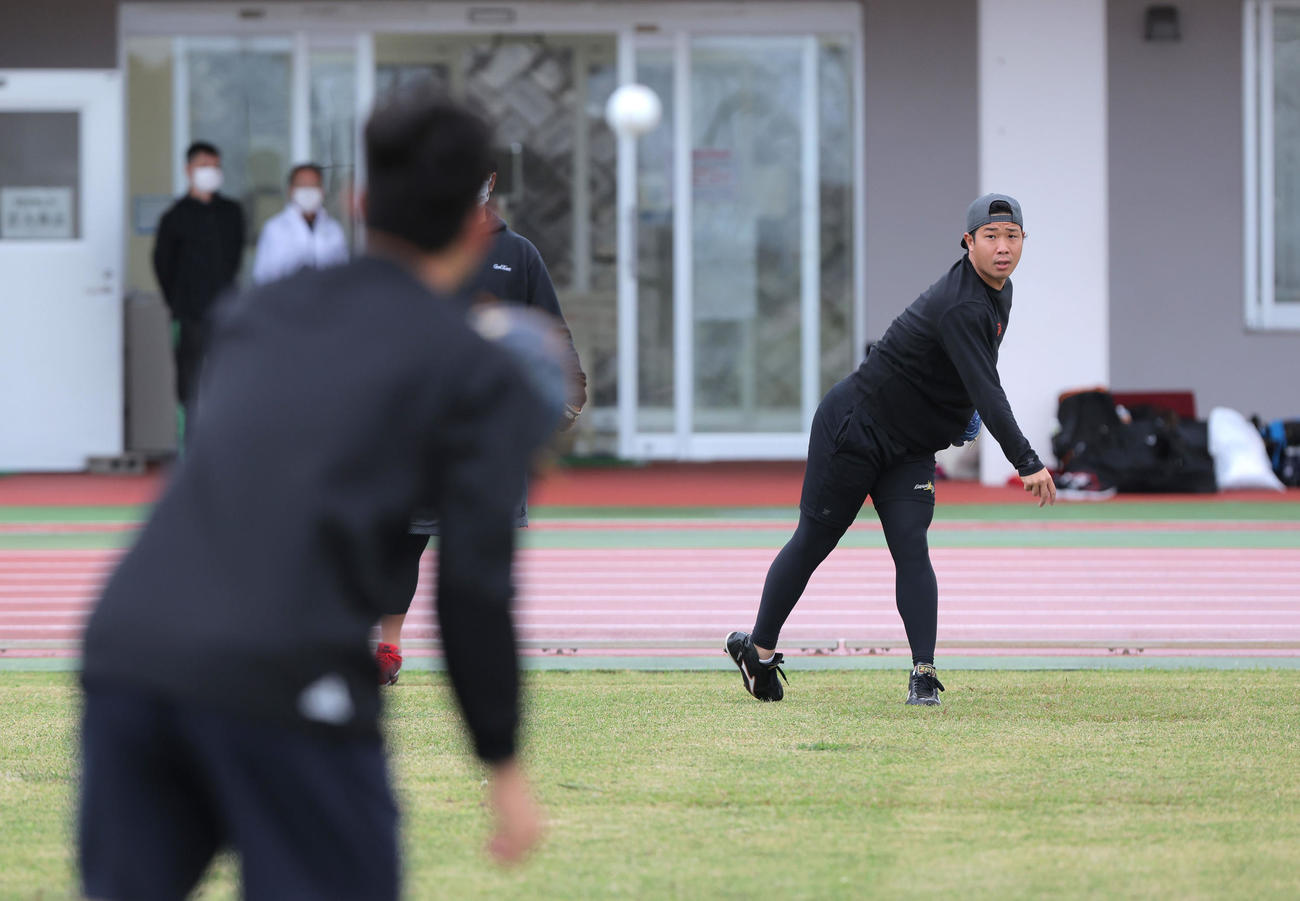 巨人菅野（手前）とキャッチボールをする鍬原（球団提供）