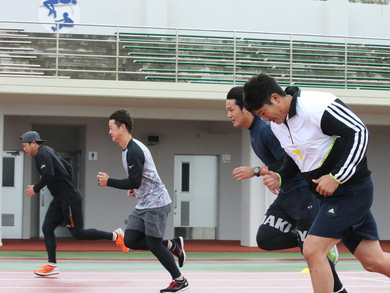 ともにランニングを行う巨人菅野（手前）、中川（奥から2番目）、鍬原（奥）と阪神藤浪（手前から2番目）（球団提供）