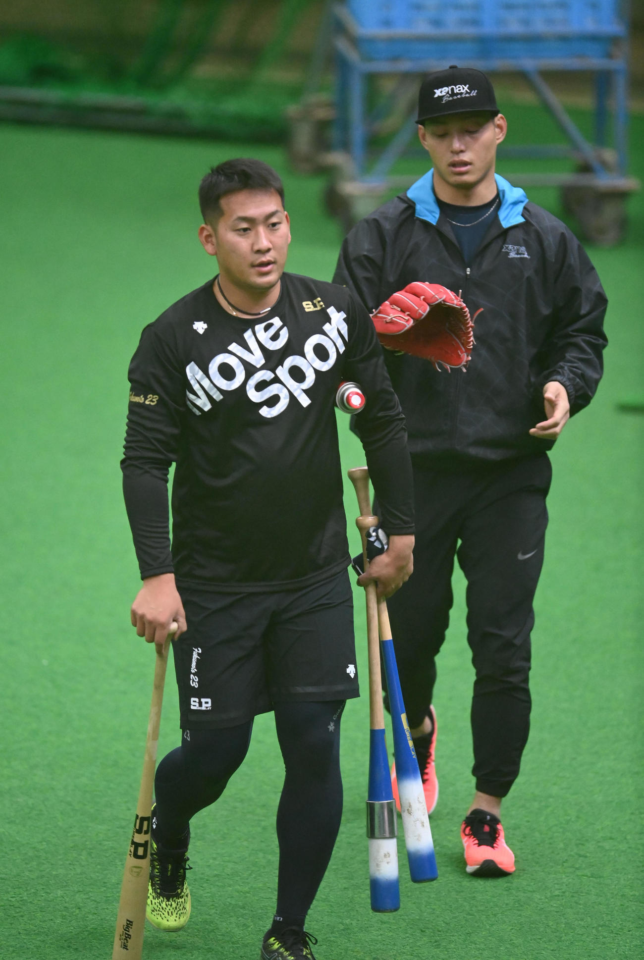 屋内練習場で軽く体を動かした（左から）福元と石森（撮影・森本幸一）