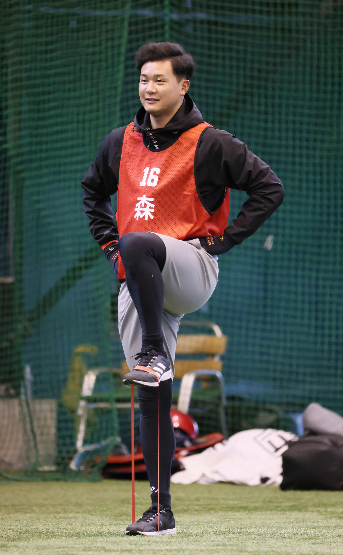 新人合同自主トレ　練習するドラフト2位の森（撮影・加藤孝規）