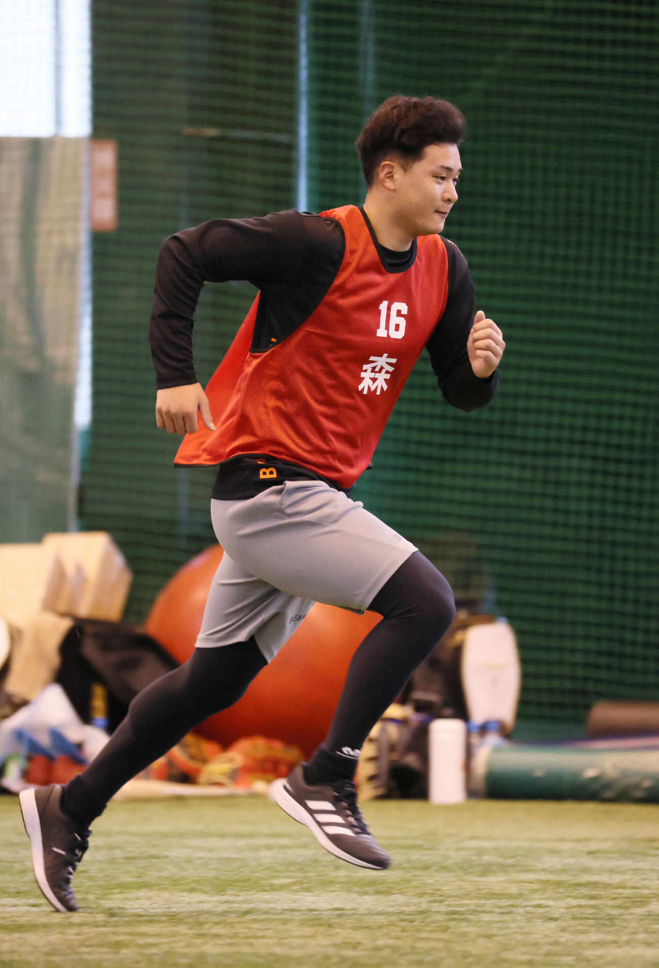 新人合同自主トレ　走り込むドラフト2位の森（撮影・加藤孝規）