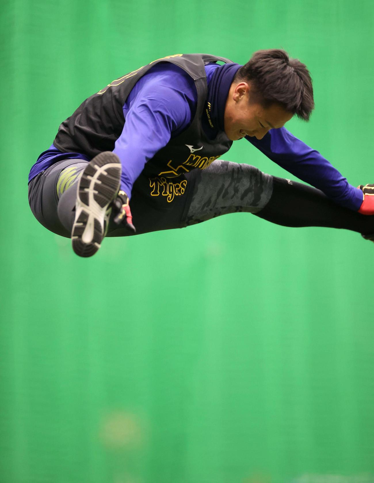 甲子園球場室内練習場で大きくジャンプする森木大智（撮影・上田博志）
