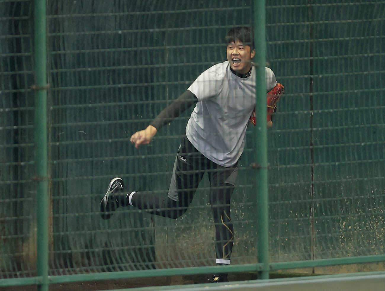 ブルペンで投球する阪神才木（撮影・前田充）