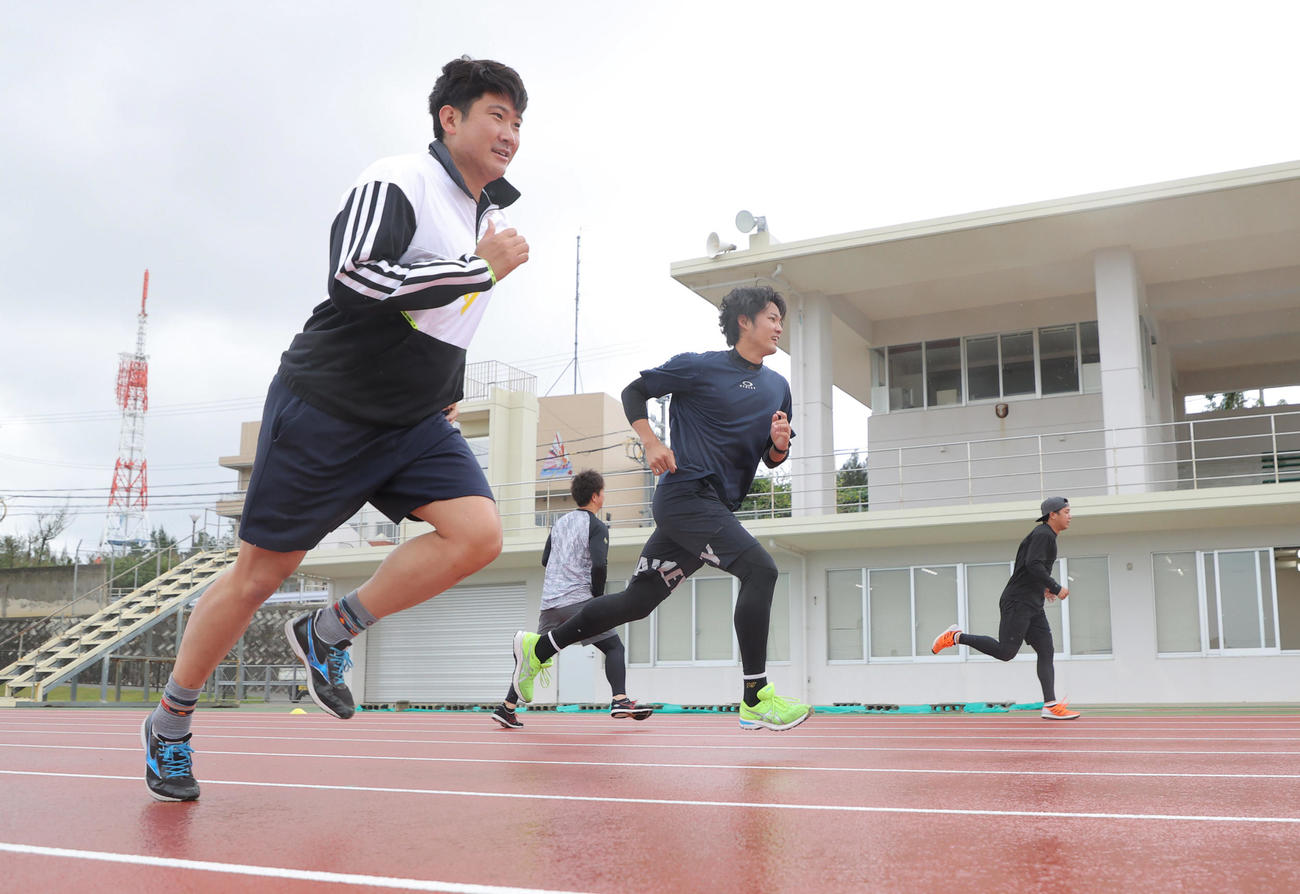 自主トレでダッシュをする、左から巨人菅野（手前）と阪神藤浪（球団提供）