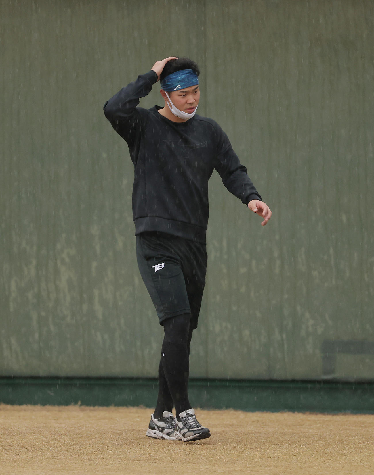 雨が降る中、グラウンドに入る阪神佐藤輝（撮影・前田充）