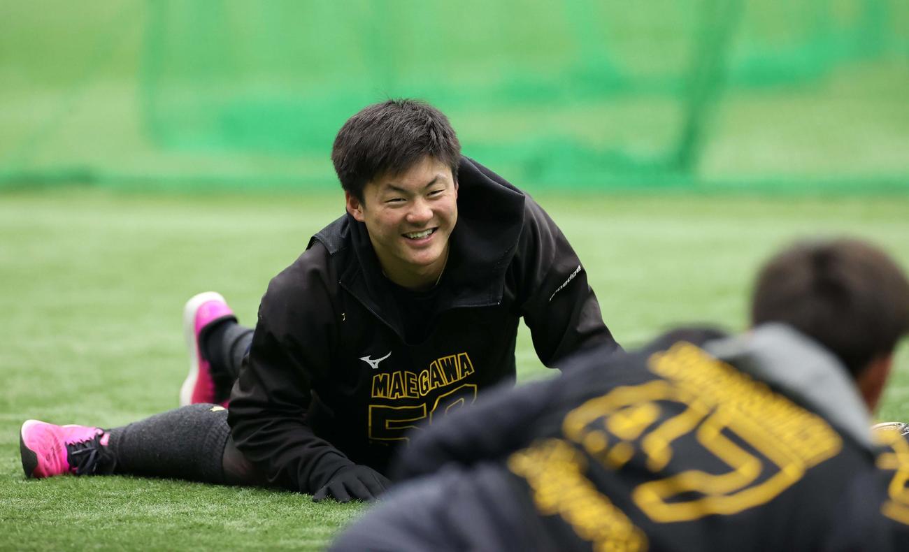 笑顔を見せながら準備運動をする前川（撮影・上田博志）