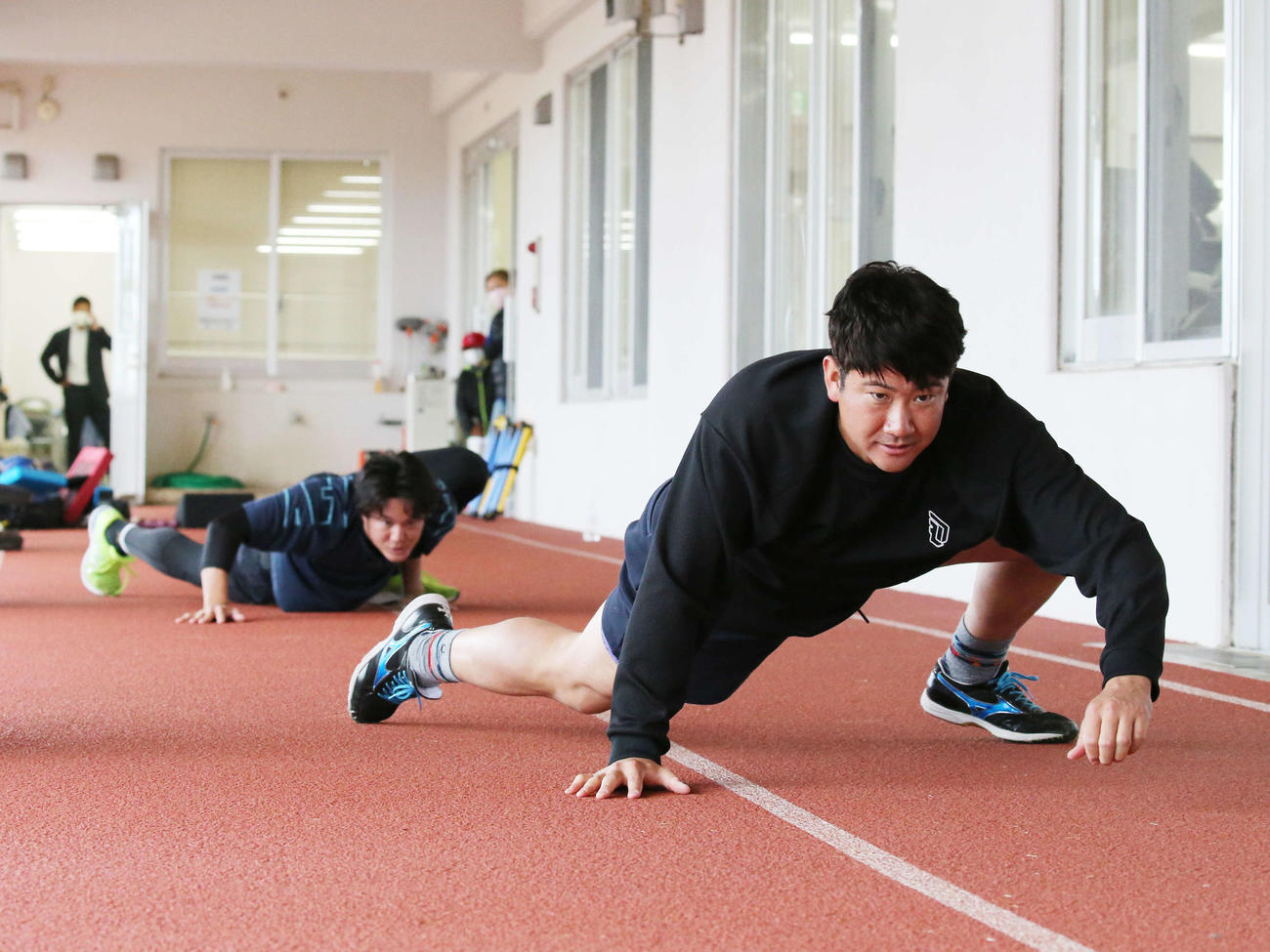阪神藤浪（奥）と自主トレに臨む巨人菅野（球団提供）