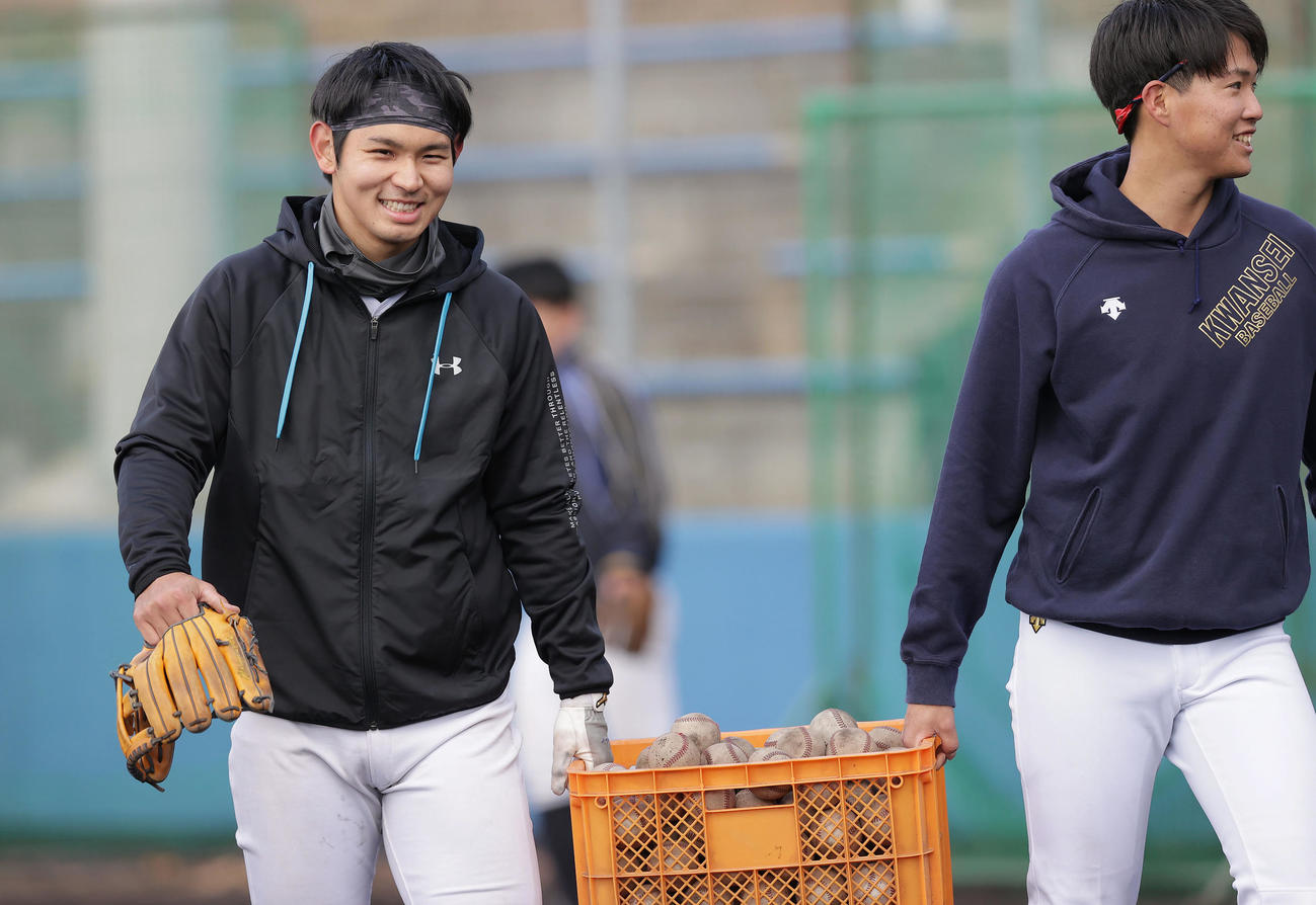 練習の合間に笑顔を見せる関学大・佐藤太紀（左）（撮影・前田充）