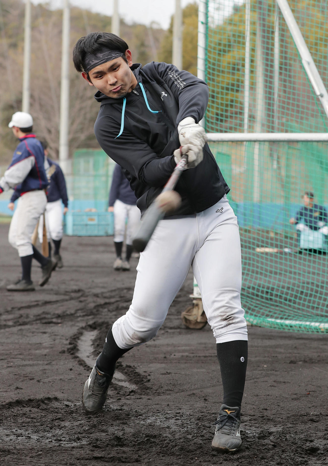 ティー打撃を行う関学大・佐藤太紀（撮影・前田充）