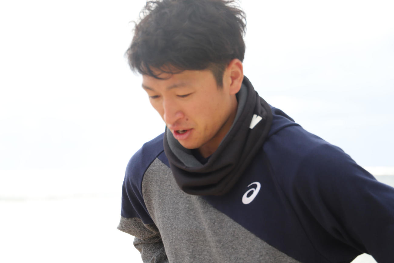 沖永良部島で自主トレに励む近本（阪神タイガース提供）