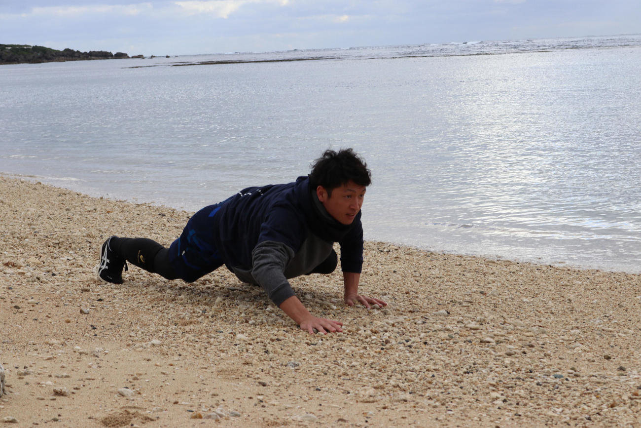 沖永良部島で自主トレに励む近本（阪神タイガース提供）