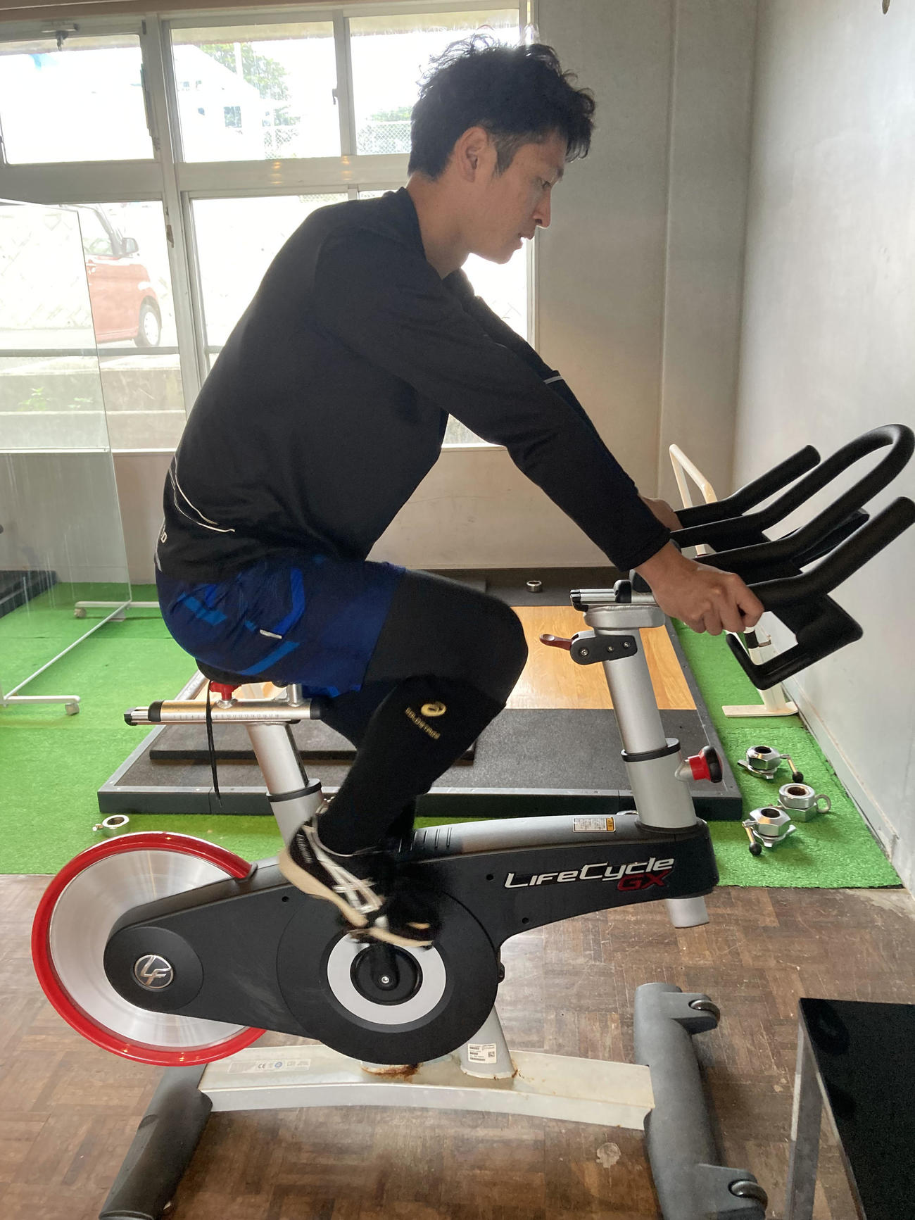 沖永良部島で自主トレに励む近本（阪神タイガース提供）