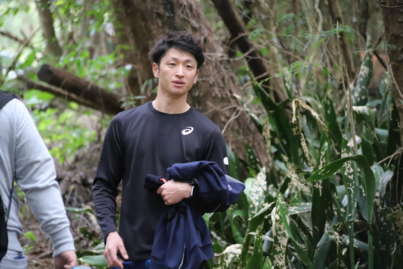 沖永良部島で自主トレに励む近本（阪神タイガース提供）