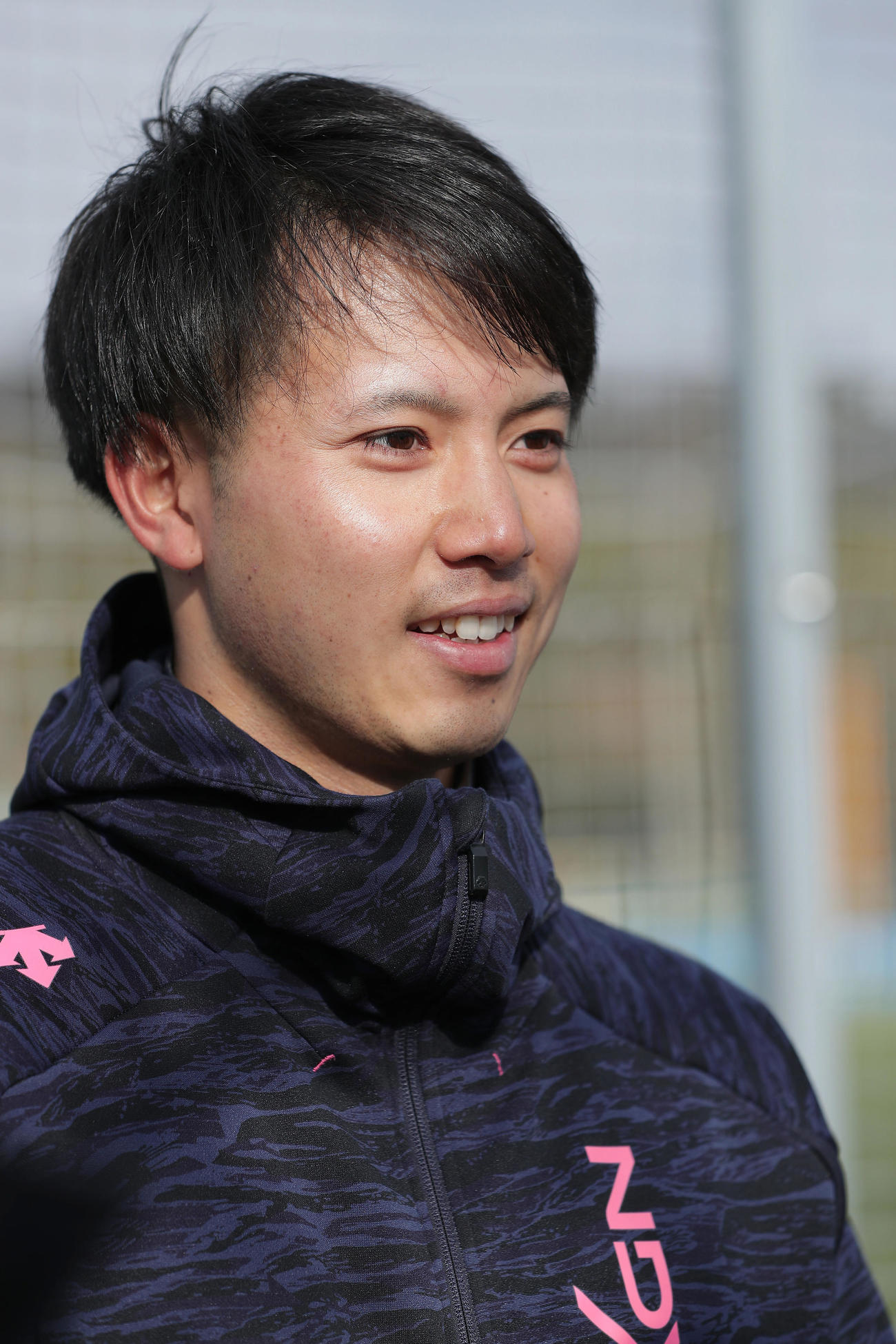 取材に応じ、記者の質問に答える関学大・西（撮影・前田充）
