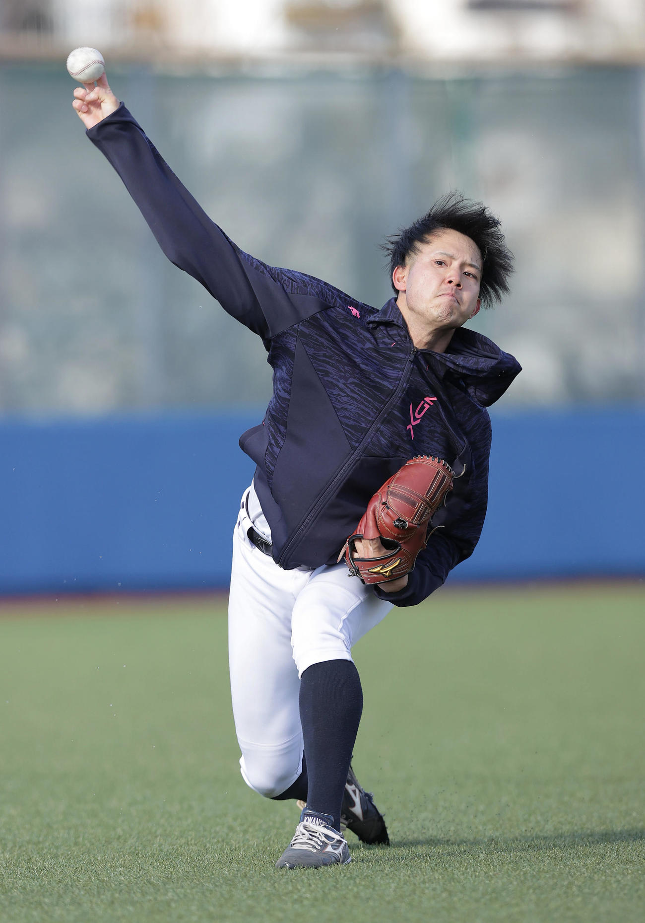 外野でキャッチボールする関学大・西（撮影・前田充）